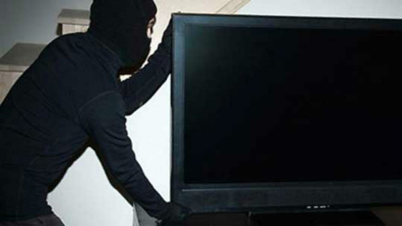 Домушник сумел выкрасть из квартиры телевизор диагональю 117 см