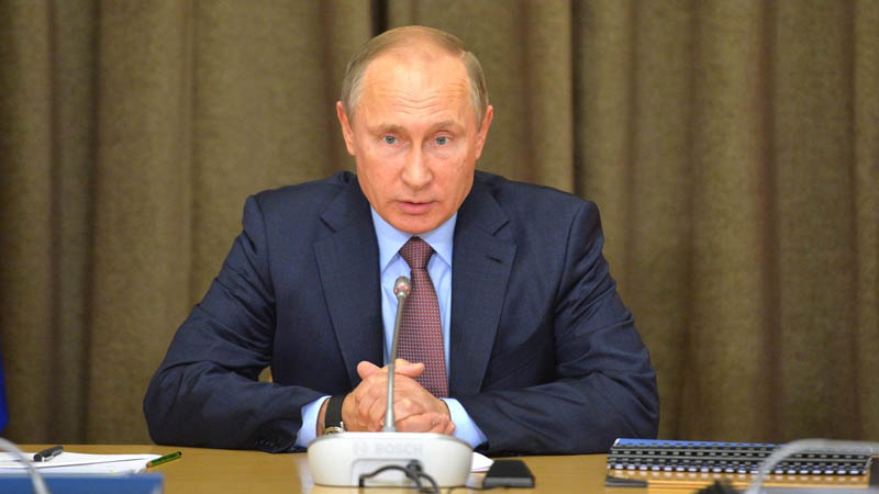 Путину отчитались о прекращении роста цен на бензин