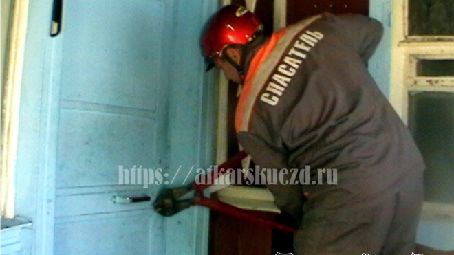 Саратовские спасатели взломали двери для тушения душевой кабины