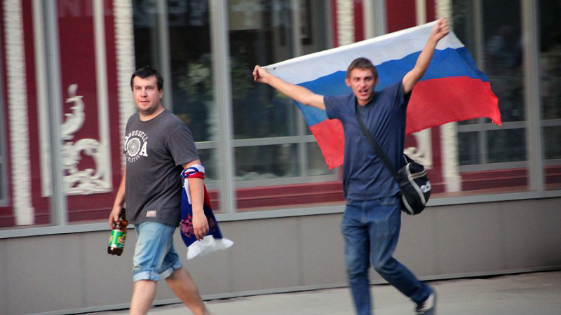 По улицам Саратова идут ликующие футбольные болельщики. Фото и видео