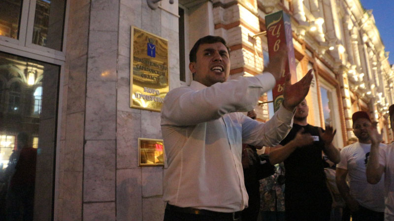 Участники протестного митинга у здания правительства кричали «Радаев, выходи!»  