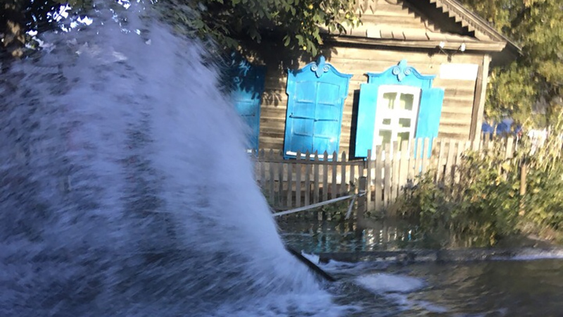 Для ликвидации коммунального фонтана в Октябрьском районе отключают воду