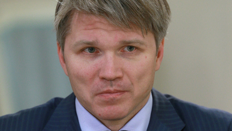Министр Колобков отметил саратовского судью по хоккею высшим званием