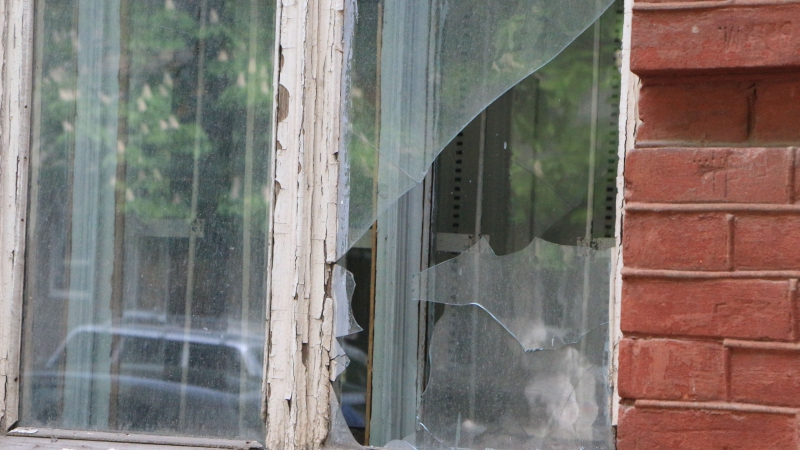 Ради 300 рублей пьяный рецидивист разбил окно и проник в дом предпенсионера