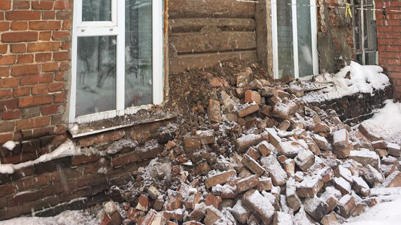 В Балашове прокуроры организовали проверку после обрушения жилого дома XIX века