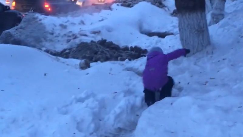 Саратовчанка сняла на видео экстремальный путь дочери в детсад по заваленному тротуару