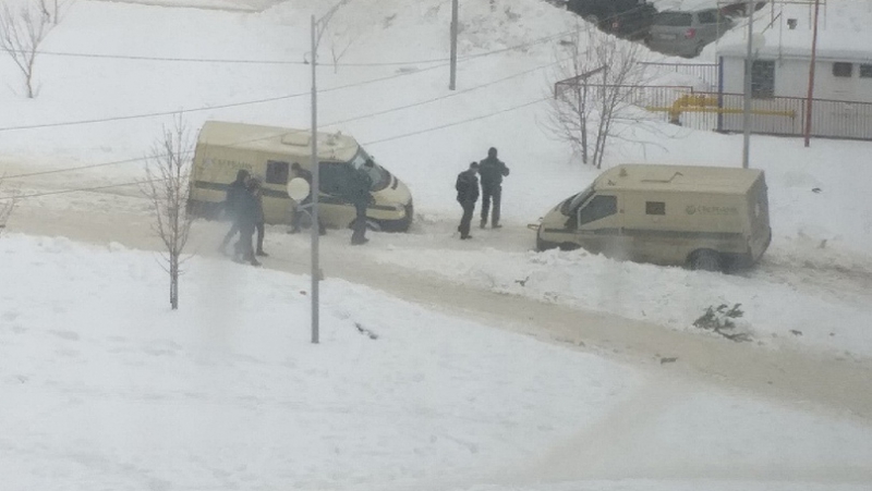 Две инкассаторские машины застряли в снегу на бульваре Мюфке