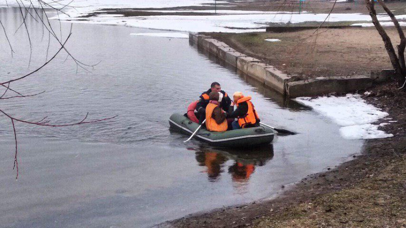 Возле Балакова спасатели сняли с дрейфующей льдины двух девочек