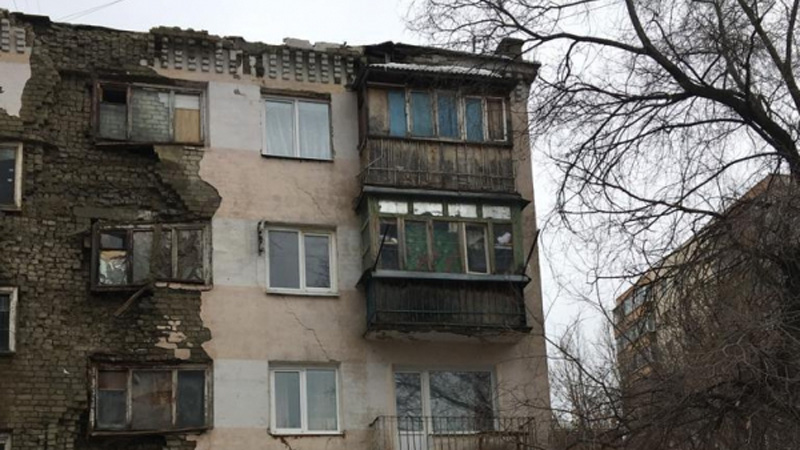 После угроз кирпичом на Первом канале чиновница рассказала о продолжении ремонта разваливающегося дома