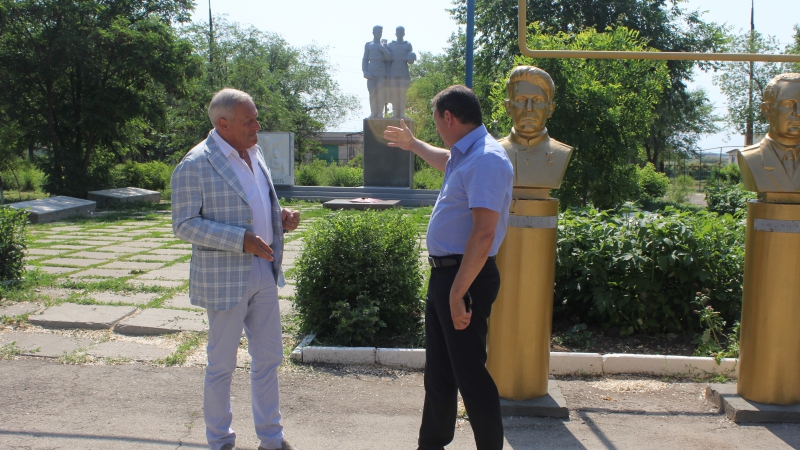 Василий Максимов обсудил с жителями Питерского района реконструкцию Парка Победы