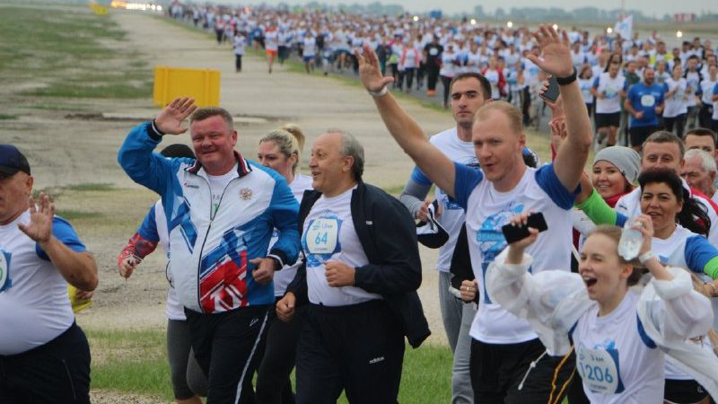 Губернатор и мэр Саратова пробежали по взлетной полосе аэропорта Гагарин