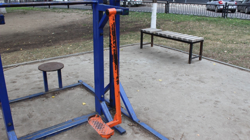 Спортивную площадку в сквере Рубин назвали опасной для здоровья