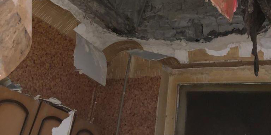 В Ленинском районе в многоквартирном доме произошло крупное обрушение потолка