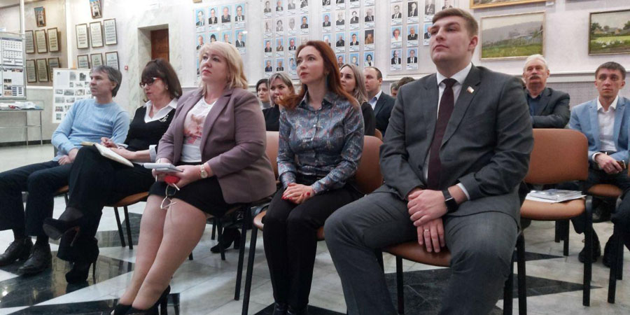 Саратовские депутаты смотрели и обсуждали в думе послание президента