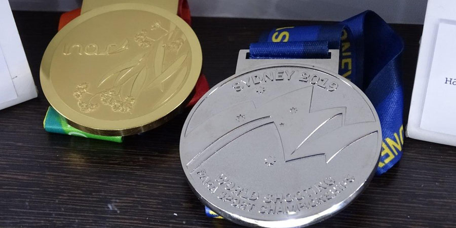 Саратовцам представили олимпийские медали, футболку Смолова и золотой свитер Платонова