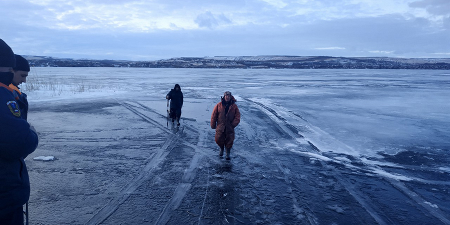В Саратовском районе рыбаков спасли от гибели в ледяной ловушке