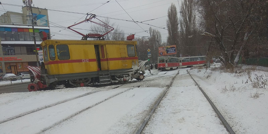 Трамвай-снегочист сошел с рельсов и блокировал движение вагонов 