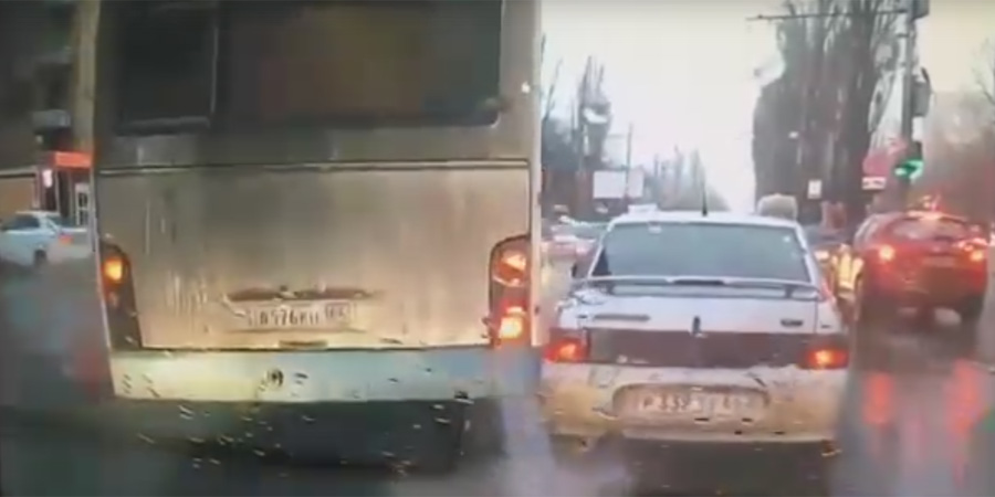  В Саратове водитель автобуса дважды задел легковушку и уехал
