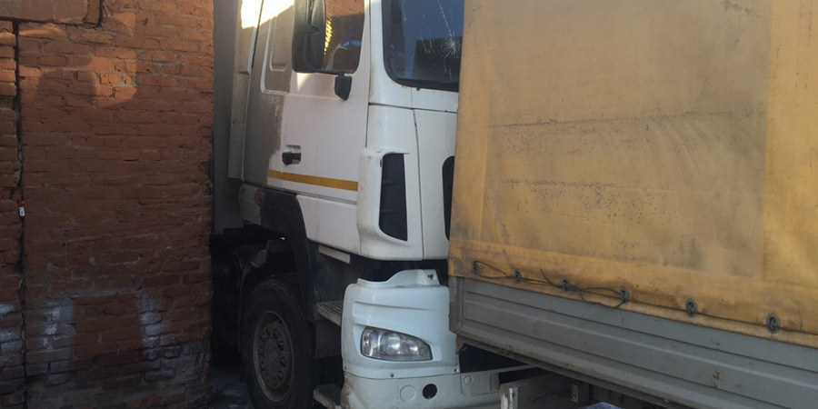 В Балашове мужчину зажало между двумя грузовиками. Спасти его не удалось