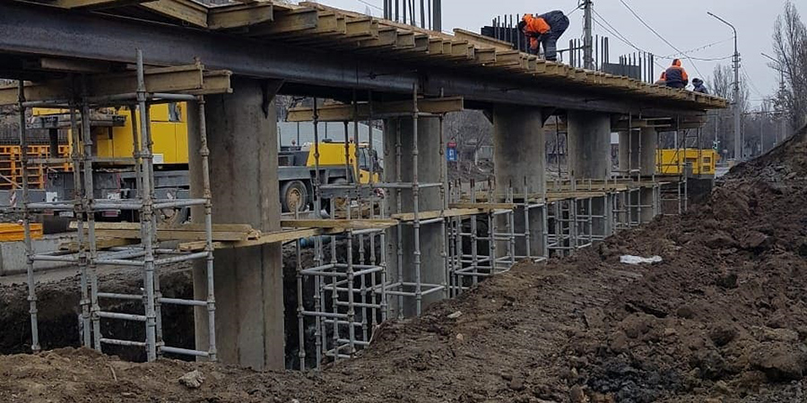 Рабочие начали возводить пролеты Трофимовского моста