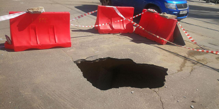 Коммунальное ЧП в центре Саратова: машина провалилась в яму с кипятком