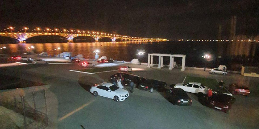 На набережной Саратова ночью «самоизолировались» горожане на 8 машинах
