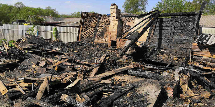 В развалинах сгоревшей кухни пожарные нашли труп женщины