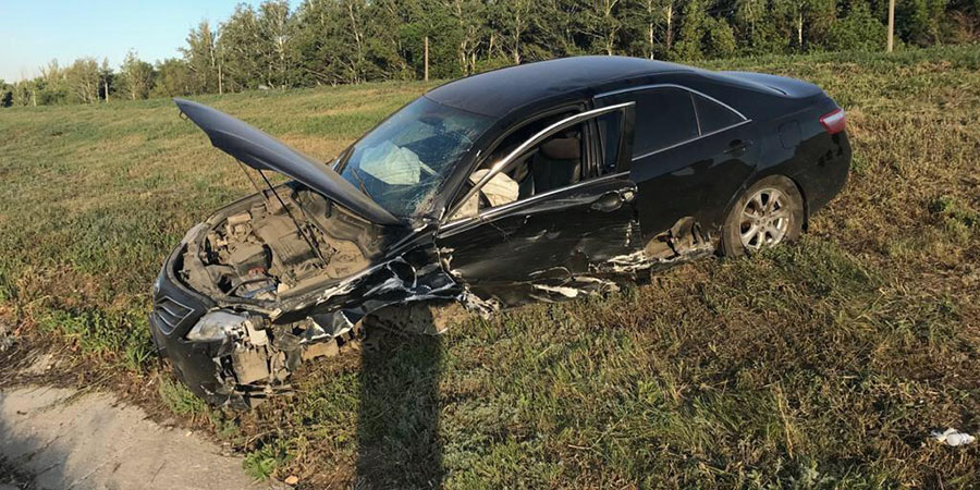 Под Хвалынском водитель «Камри» получил травмы в столкновении с «Фольксвагеном»