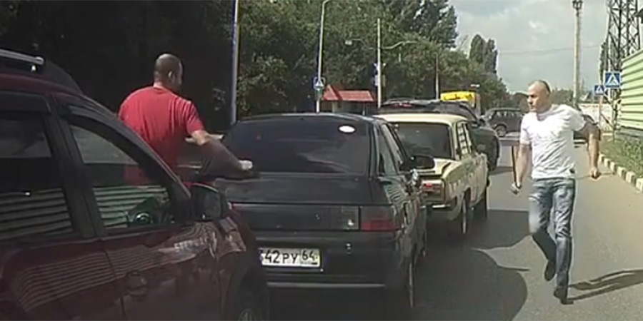 В Саратове водитель «ВАЗа» устроил ДТП и пытался заколоть человека шампурами