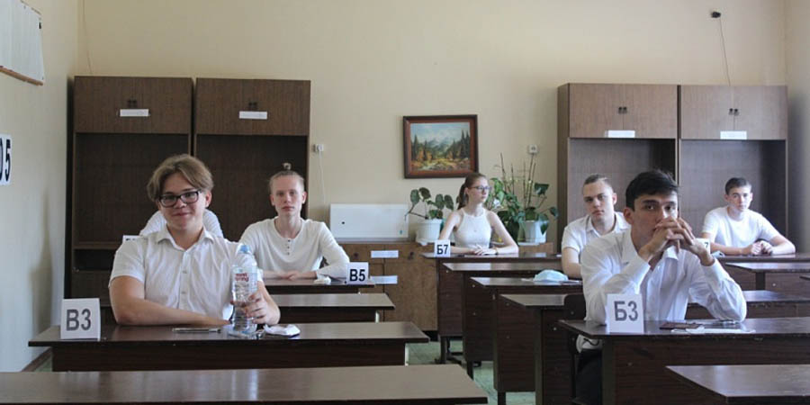 Саратовские школьники начали сдавать ЕГЭ в условиях коронавируса