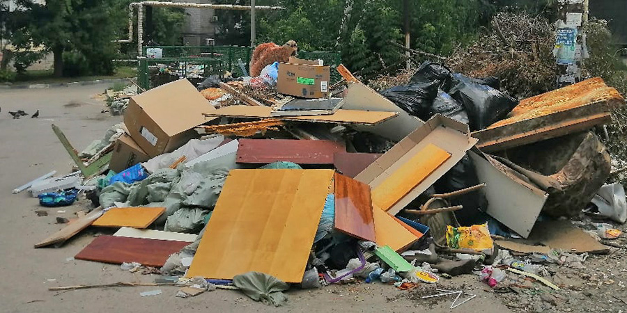 Во дворе на Тульской образовалась гигантская свалка мусора