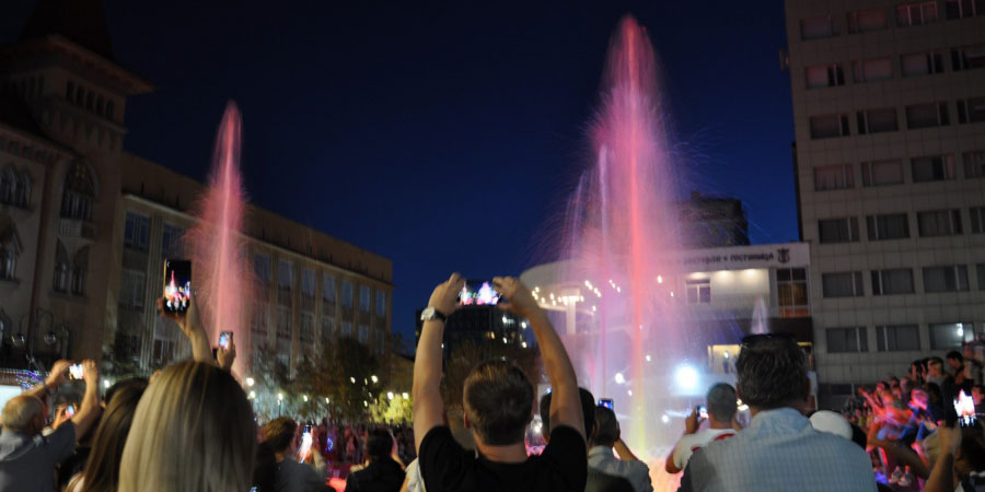 Роспотребнадзор негативно отнесся к толпам саратовцев на открытии фонтана «Мелодия»