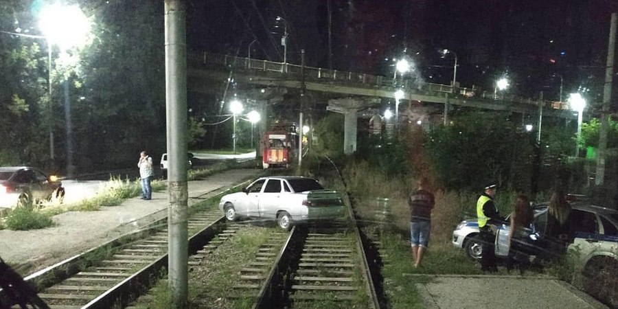 Пьяный водитель «ВАЗа» пытался скрыться от полиции и застрял на трамвайных рельсах