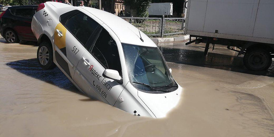 В центре Саратова автомобиль «Яндекс.Такси» провалился в яму и утонул