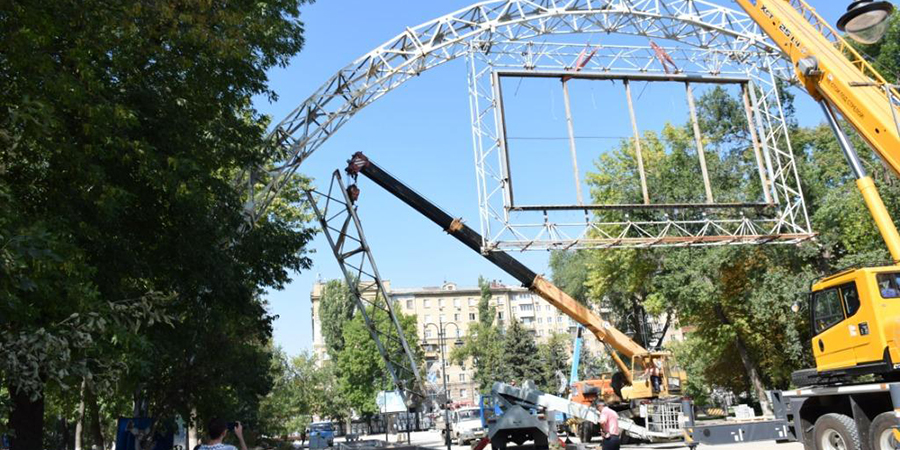 Площадь Кирова освободили от рекламных щитов и огромной арки
