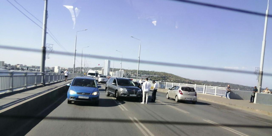 Мост Саратов-Энгельс замер в пробке из-за столкновения двух иномарок