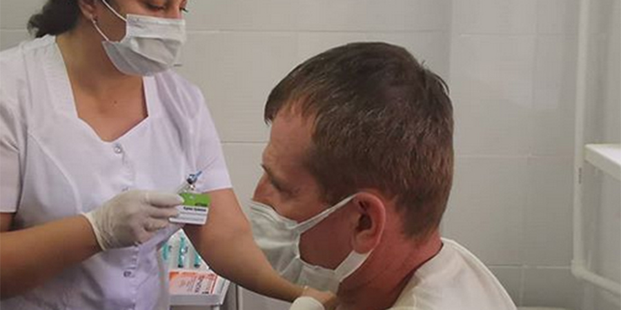 Саратовским врачам начали прививать вакцину от коронавируса