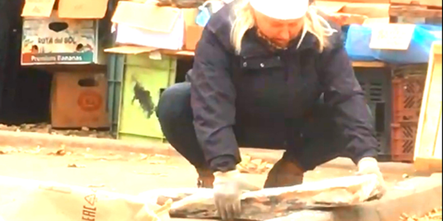 В Энгельсе рыночная продавщица отбила рыбу об асфальт и положила на прилавок