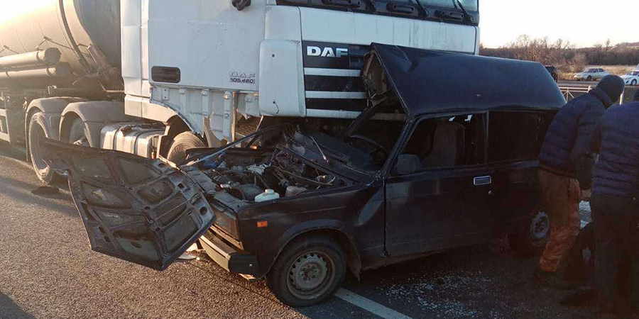 На трассе под Калининском водитель «ВАЗа» погиб в ДТП с грузовиком