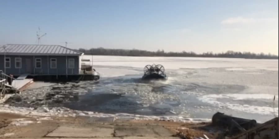 Возле Саратова ребенок застрял на лодке во льду на Волге