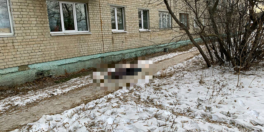 В Петровске прохожая заметила мертвую женщину на улице