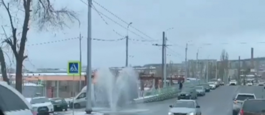 Возле обновленного Трофимовского моста забил коммунальный фонтан