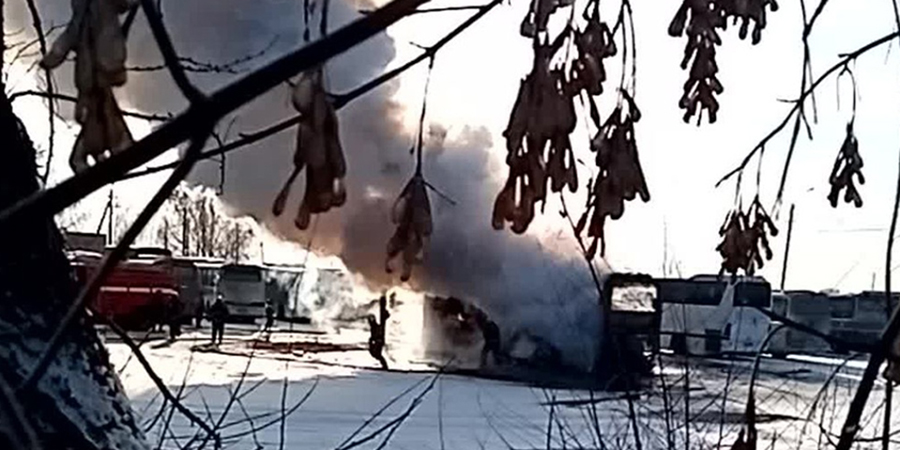 В Балакове на стоянке огонь уничтожил автобус «Мерседес»