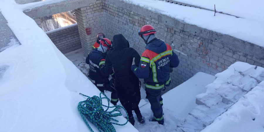 В Саратове с крыши долгостроя спасатели сняли девушку