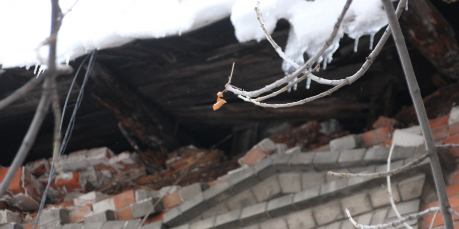 В Саратове жильцы дома вынуждены 2 года жить с обвалившейся крышей