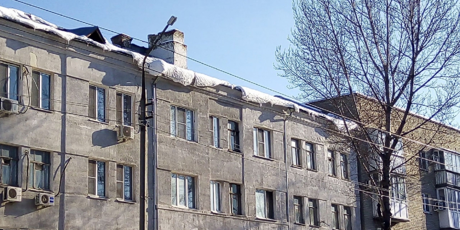 Саратовцы жалуются на свисающие глыбы льда с жилого дома