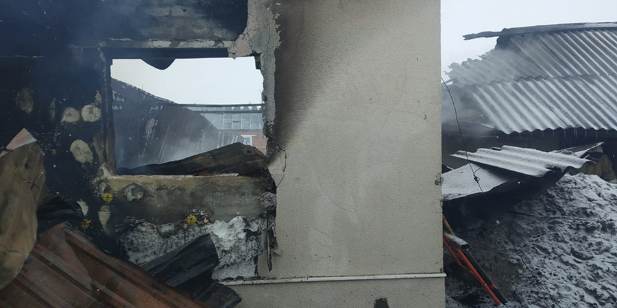 Пожарные нашли среди руин дома сильно обгоревший труп