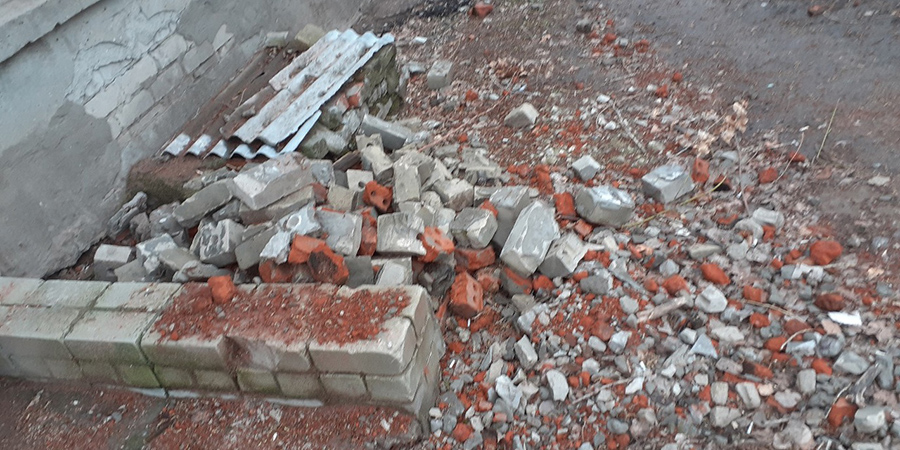 Жители двухэтажки на Южно-Зеленой бьют тревогу из-за разрушения крыши