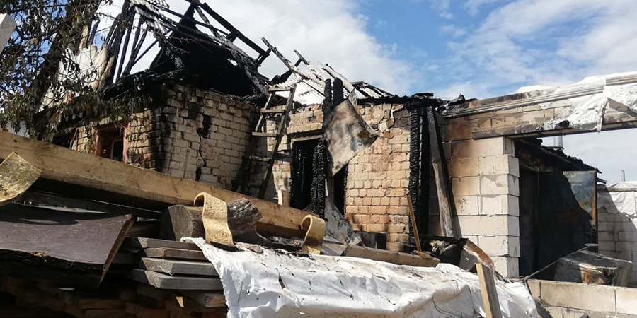 В Ленинском районе два пожарных расчета тушили частный дом