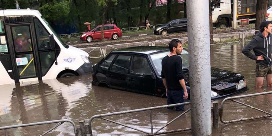 Потоп в Саратове. Маршрутка с людьми застряла на дороге в воде 